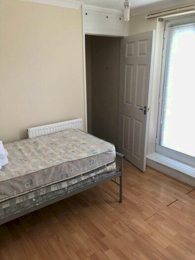 4 Bedroom Flat To Rent In The Chantrys, GU9