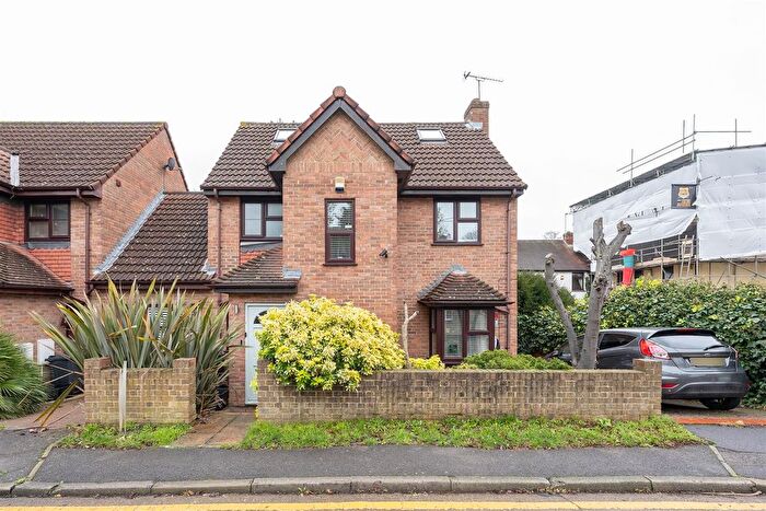 3 Bedroom Property For Sale In Avon Way, South Woodford, E18