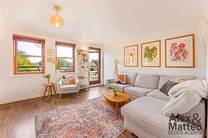 2 Bedroom Flat For Sale In Tideway Court, Rotherhithe, SE16