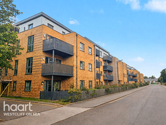 2 Bedroom Flat For Sale In Kenway, Southend-On-Sea, SS2