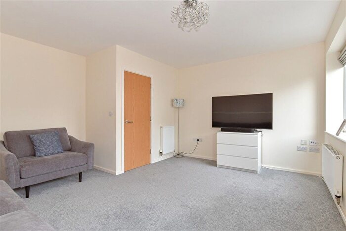 4 Bedroom End Terrace House For Sale In Springhead Parkway, Gravesend, Kent, DA11