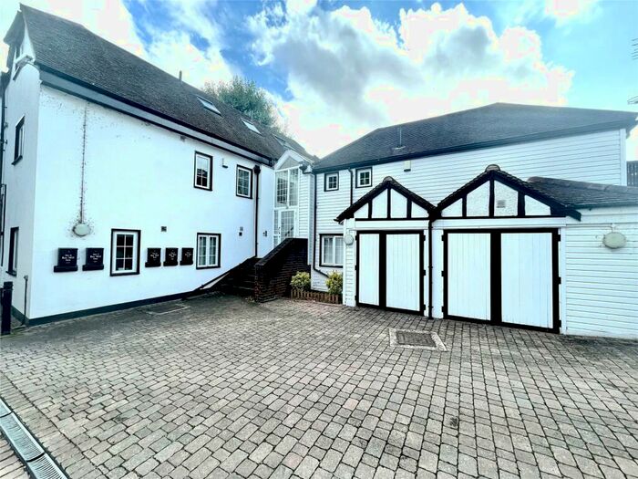 3 Bedroom Apartment To Rent In Ray Mill Inn, Boulters Lock Island, Maidenhead, Berkshire, SL6