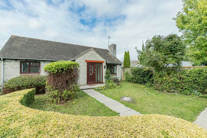 3 Bedroom Bungalow To Rent In Calais Dene, Bampton, OX18