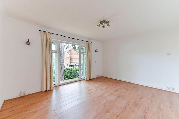 2 Bedroom Flat To Rent In Robin Hood Lane, Sutton, SM1