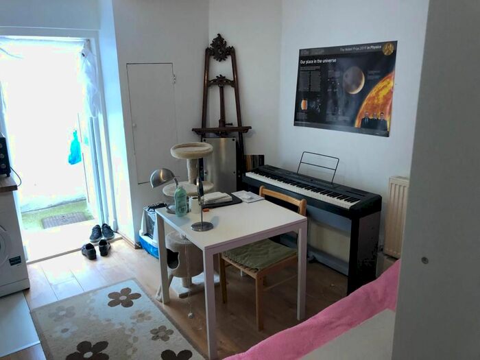 Studio To Rent In Hoxton Street, London, N1