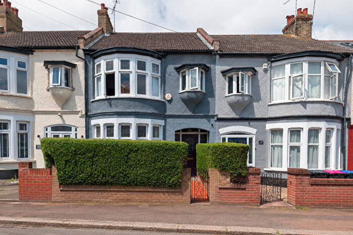 3 Bedroom Terraced House For Sale In Westbourne Grove, Westcliff-on-sea, SS0
