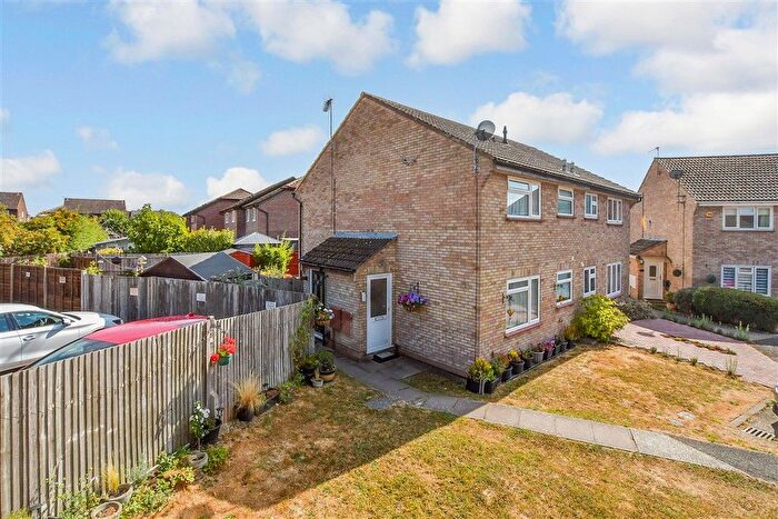 1 Bedroom Semi-Detached House For Sale In Gassons Road, Snodland, Kent, ME6