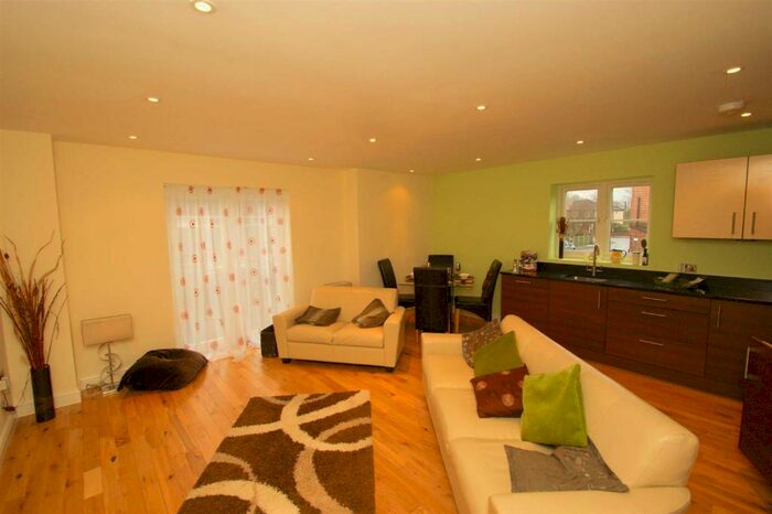 2 Bedroom Flat To Rent In Sutherland Avenue, LS8