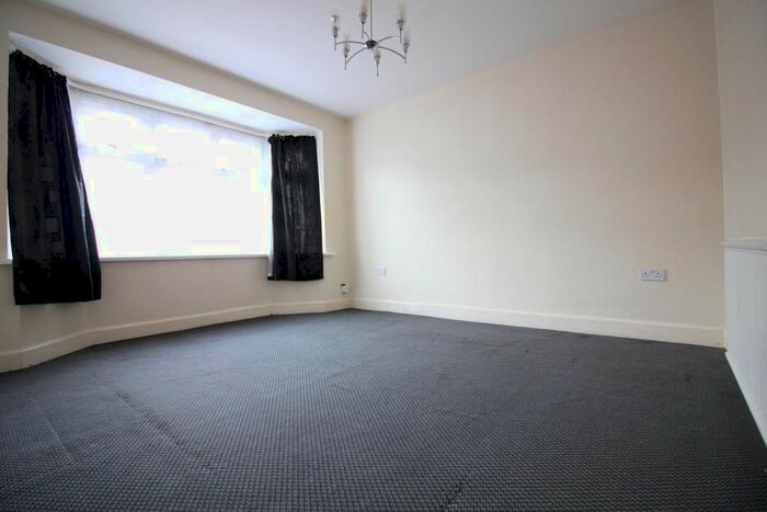 4 Bedroom Property To Rent In Blossom Waye, Heston, Hounslow, TW5