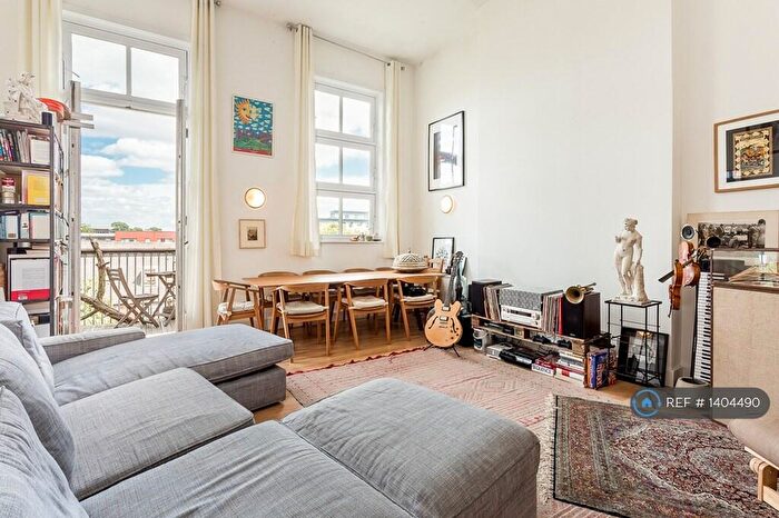 2 Bedroom Flat To Rent In The Old School, London, N1