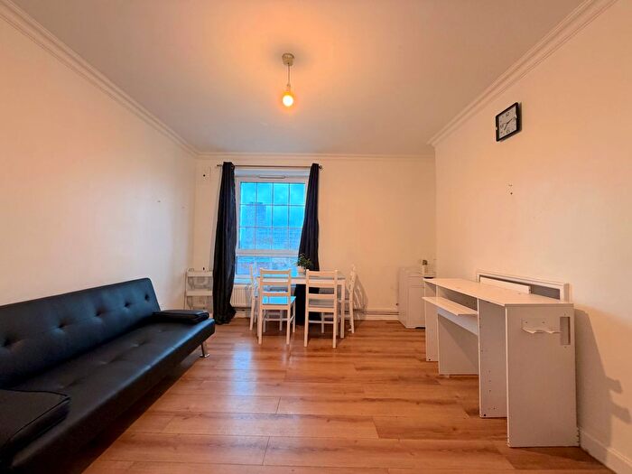 2 Bedroom Flat To Rent In Wades Place, Canary Wharf, London, E14