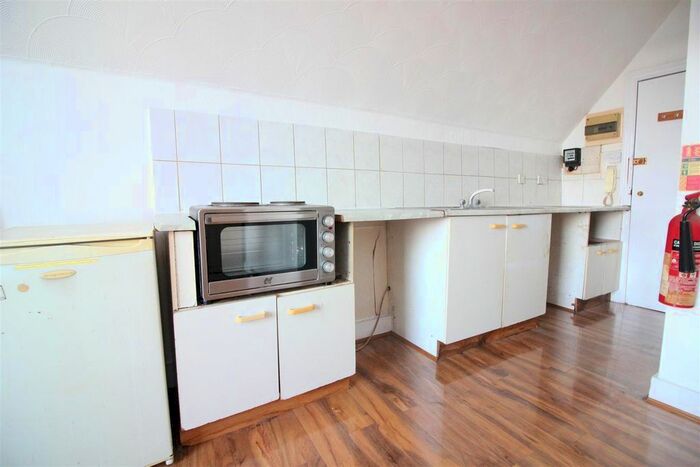 Studio To Rent In Hanger Lane, London, W5