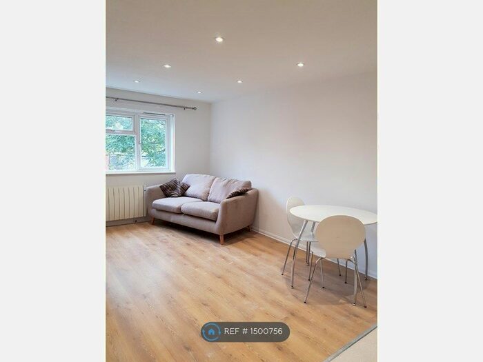 2 Bedroom Flat To Rent In Wimbourne Court, London, SW19