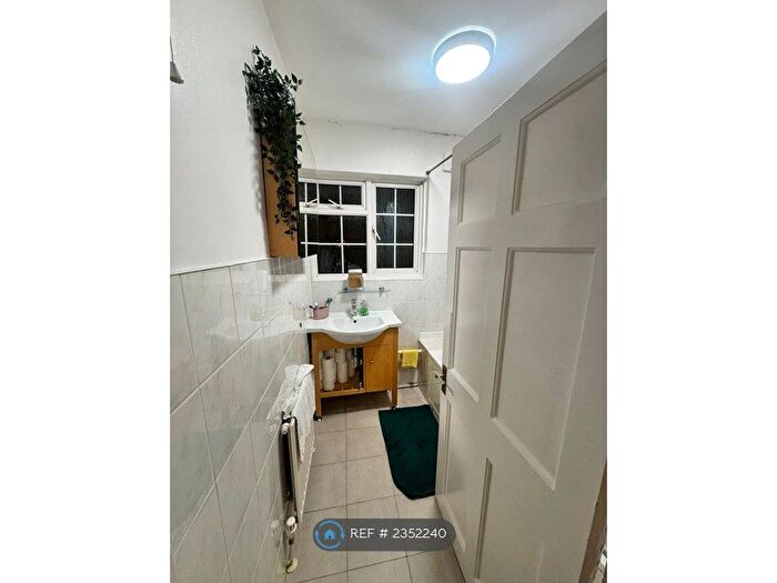 2 Bedroom Flat To Rent In Danescroft, London, NW4