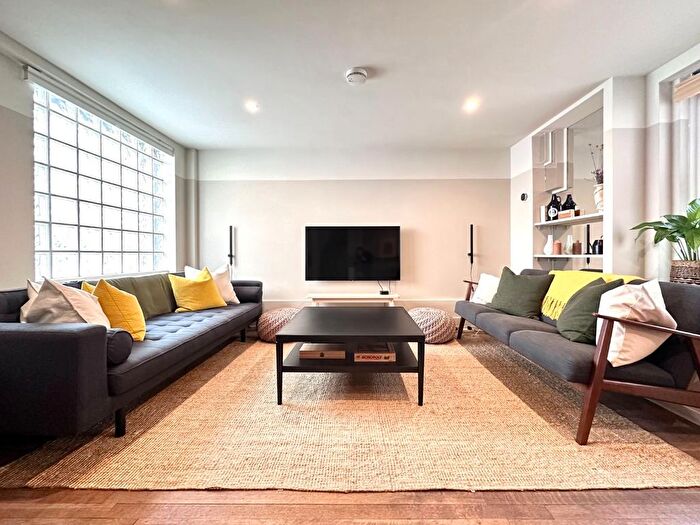 3 Bedroom Terraced House To Rent In Bacon Street, Shoreditch, London, E2