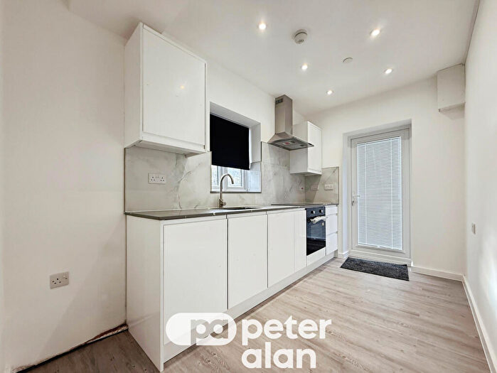 2 Bedroom Flat To Rent In Inverness Place, CF24