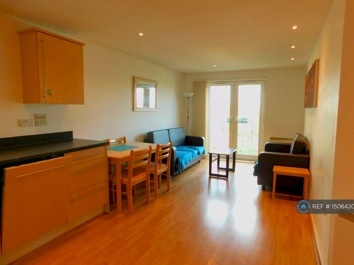 2 Bedroom Flat To Rent In Gilbert House, Salford, M5