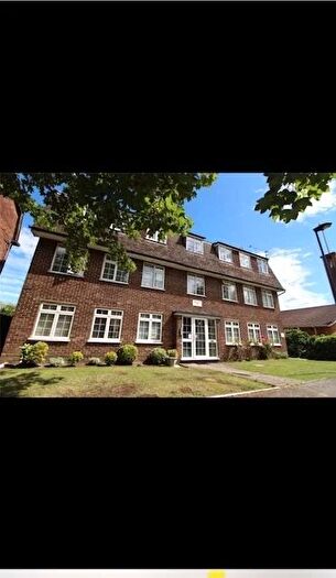 2 Bedroom Flat To Rent In The Ridgeway, Enfield, EN2