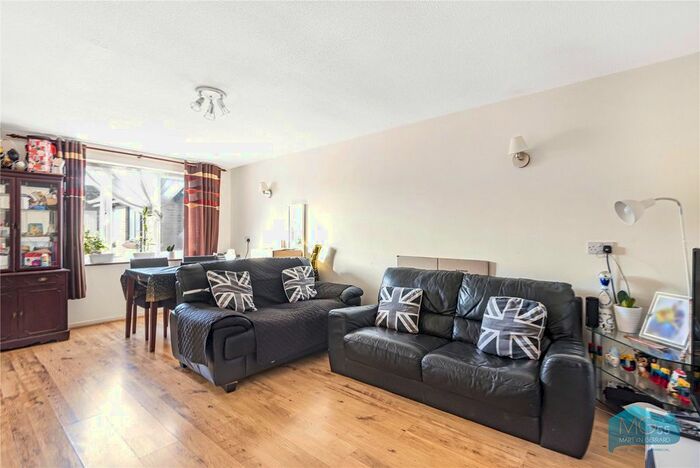 2 Bedroom Flat To Rent In Deanery Close, London, East Finchley, N2