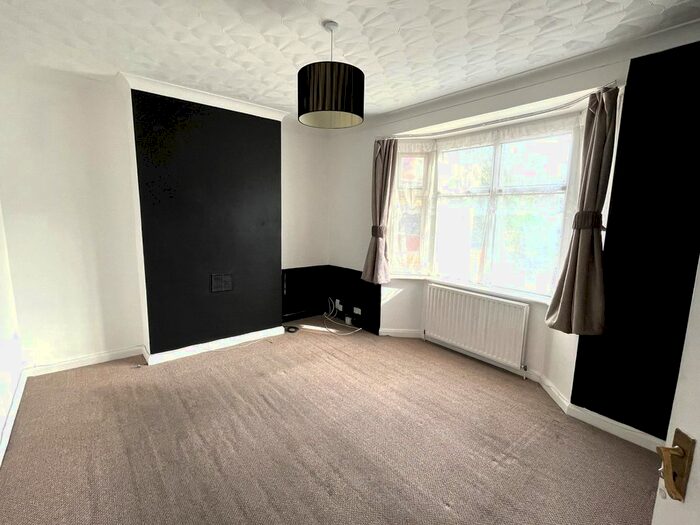 4 Bedroom Semi-Detached House To Rent In Vicarage Farm Road, Heston, Hounslow, TW5