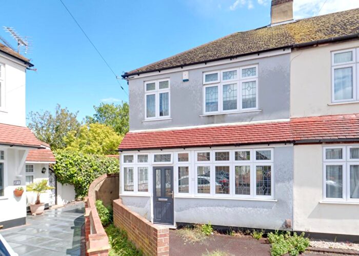 3 Bedroom End Of Terrace House For Sale In Syracuse Avenue, Rainham, RM13