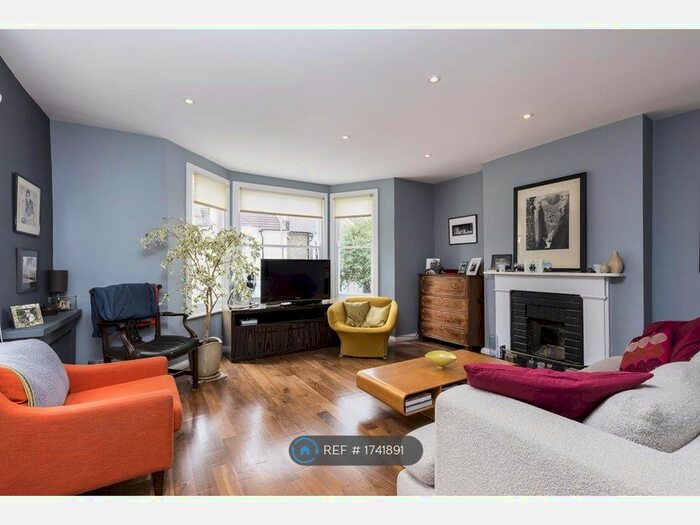 2 Bedroom Flat To Rent In Buckmaster Road, London, SW11