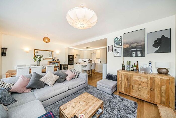 2 Bedroom Flat For Sale In Putney Bridge Road, Wandsworth, SW18