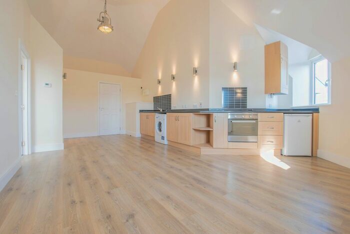 2 Bedroom Flat To Rent In High Street, Hoddesdon, EN11