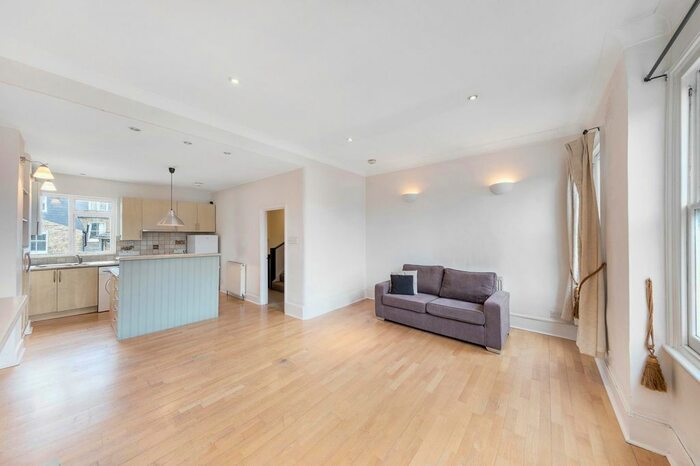 2 Bedroom Flat To Rent In Lavender Sweep, London, SW11