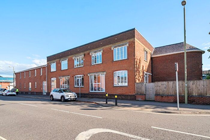 2 Bedroom Flat To Rent In Queens Road, Farnborough, Hampshire, GU14