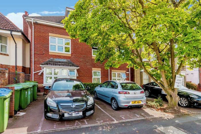 2 Bedroom Flat For Sale In Roberts Road, Southampton, Hampshire, SO15