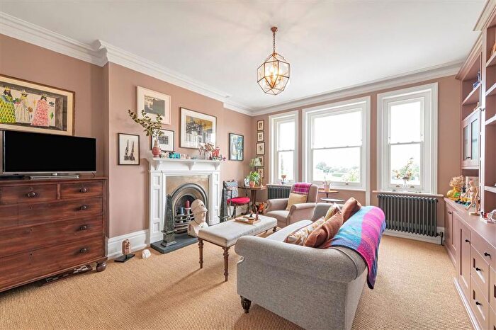 3 Bedroom Flat To Rent In Castelnau, London, SW13