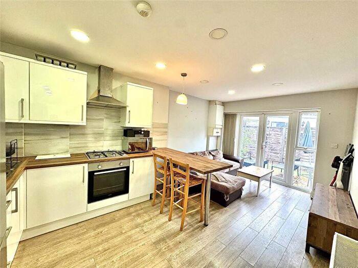 2 Bedroom Maisonette For Sale In Yattendon Road, Horley, Surrey, RH6