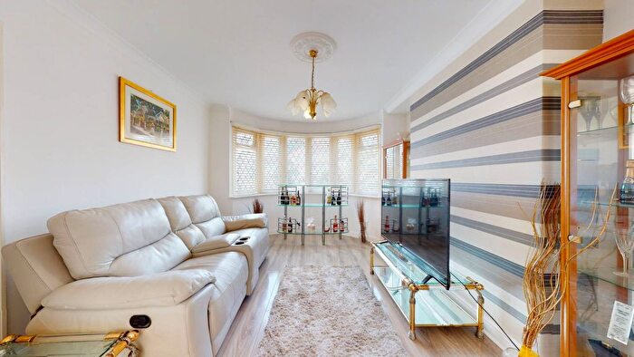 3 Bedroom Flat To Rent In Longley Rd, Tooting Bec, London, SW17