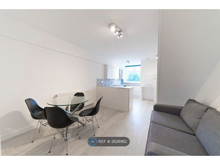 3 Bedroom Maisonette To Rent In Johnson House, Bethnal Green, E2