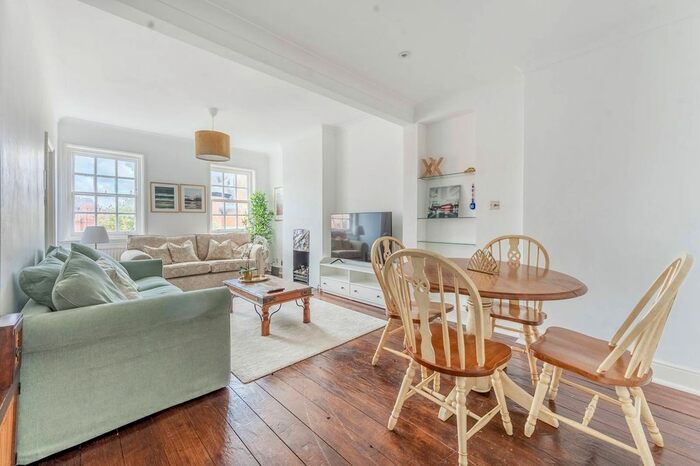 2 Bedroom Flat To Rent In Kings Road, Sloane Square, London, SW3