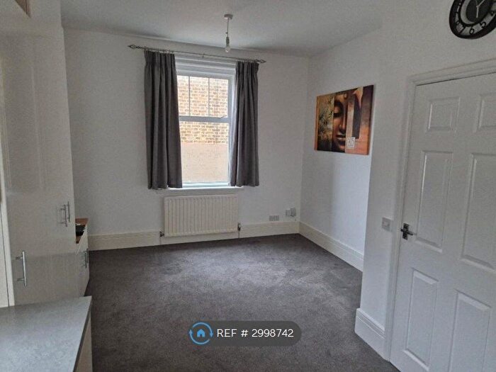 1 Bedroom Flat To Rent In Grosvenor House, Watford, WD17