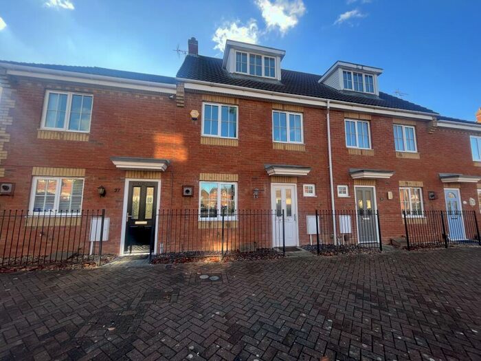 3 Bedroom House To Rent In Vale Drive, Hampton Vale, Peterborough, PE7