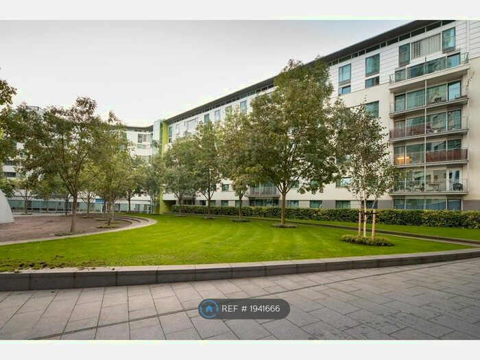 3 Bedroom Flat To Rent In Empire Square, London, SE1