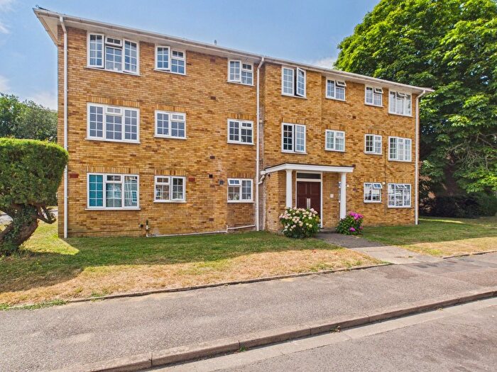 3 Bedroom Flat For Sale In Waters Drive, Staines-Upon-Thames, Middlesex, TW18