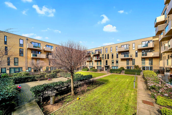 1 Bedroom Flat To Rent In Graciosa Court, Stepney Green, E1