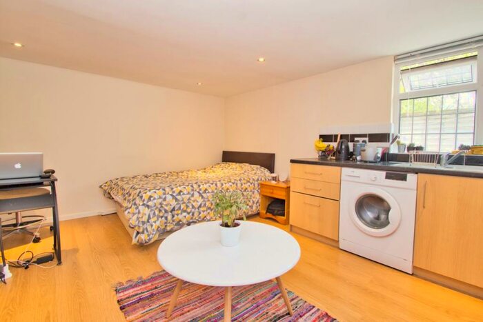 Flat To Rent In Norbreck Gardens, London, NW10