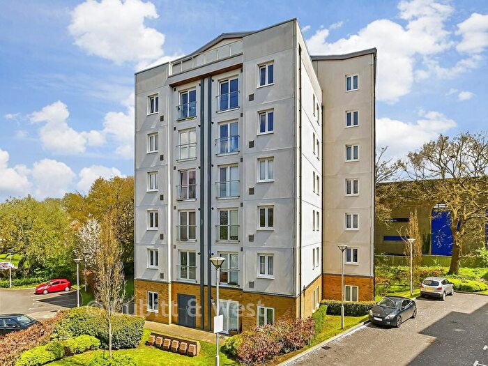 2 Bedroom Flat For Sale In West Green Drive, West Green, Crawley, West Sussex, RH11
