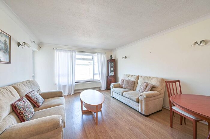 2 Bedroom Flat To Rent In South Mount, Whetstone, London, N20