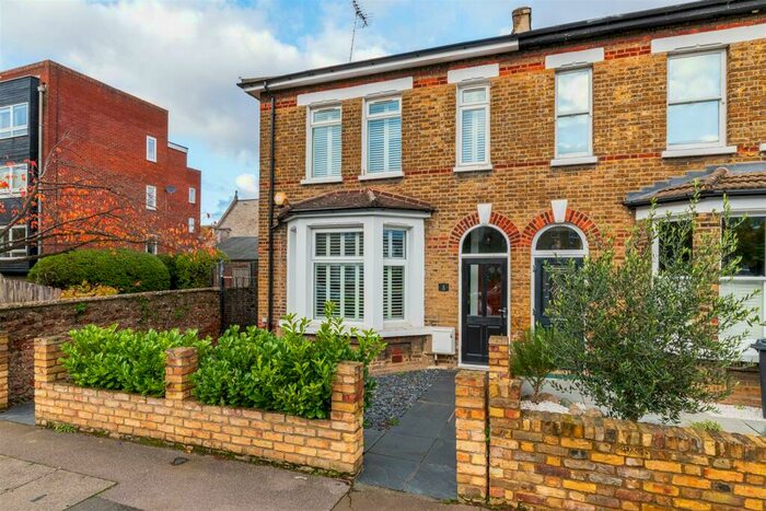 2 Bedroom Flat To Rent In Wellesley Road, Wanstead, E11