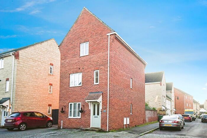 3 Bedroom Town House For Sale In Grayling Close, Calne, SN11