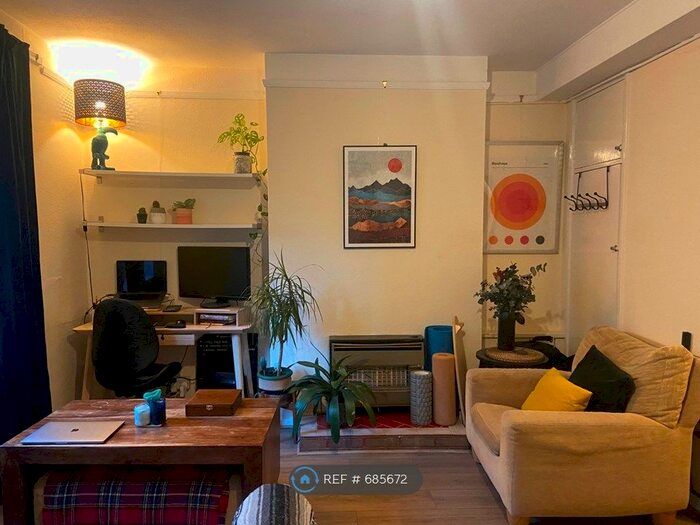 2 Bedroom Flat To Rent In Saunders House, London SW2