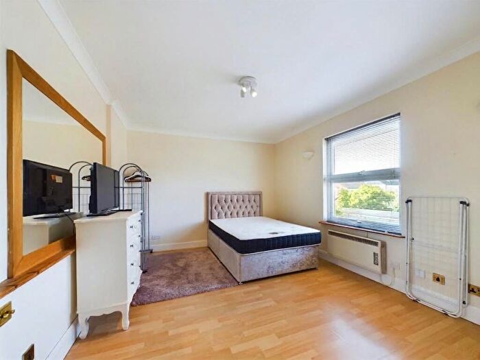 Flat To Rent In Flint Lodge, Ray Park Road, Maidenhead, Berkshire, SL6