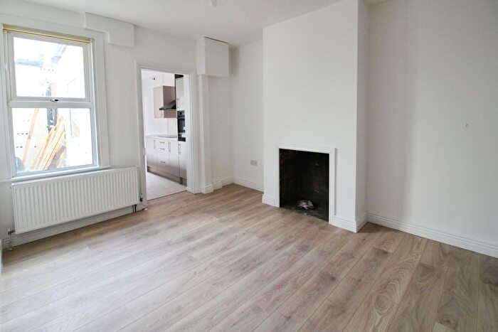 2 Bedroom End Of Terrace House To Rent In Long Lane, Bexleyheath, DA7