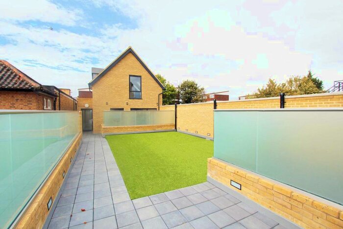 3 Bedroom Flat To Rent In High Street, New Malden, KT3